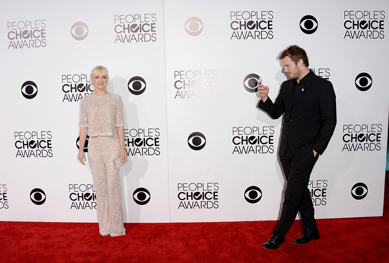 Illustration for article titled Cute Dresses, Hideous Hair and Innerboob at the People's Choice Awards